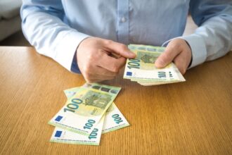 Kredyt a pożyczka – kluczowe różnice wyjaśnia licencjonowany doradca